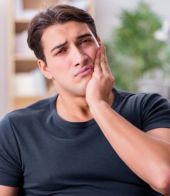 Man with a toothache in Royse City